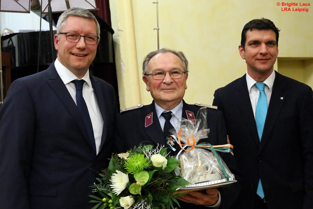 v.l.n.r Bürgermeister Stadt Groitzsch Maik Kunze, Ehrenamtspreisträger Oswald Naumann und Landrat Lk Leipzig Henry Graichen